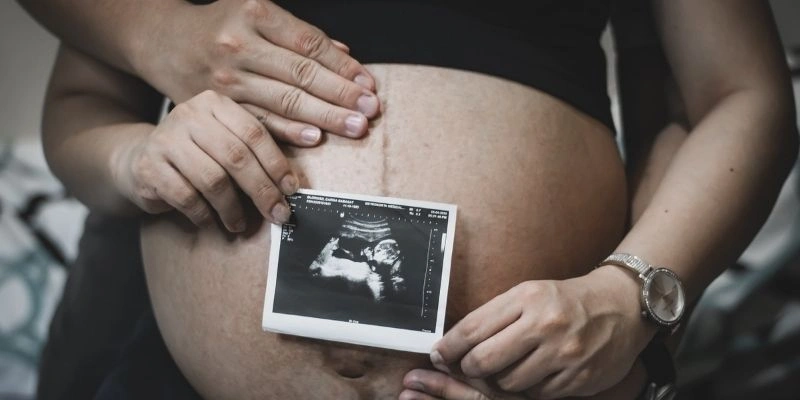 Mơ thấy bạn bè có bầu